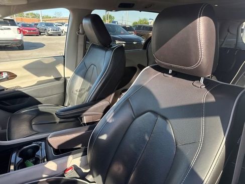 Used 2024 Chrysler Pacifica Limited FWD image 12