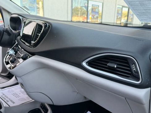 Used 2023 Chrysler Pacifica Touring-L image 23