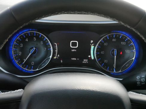 Used 2024 Chrysler Pacifica Touring-L w/ Uconnect Theater Family Group image 21