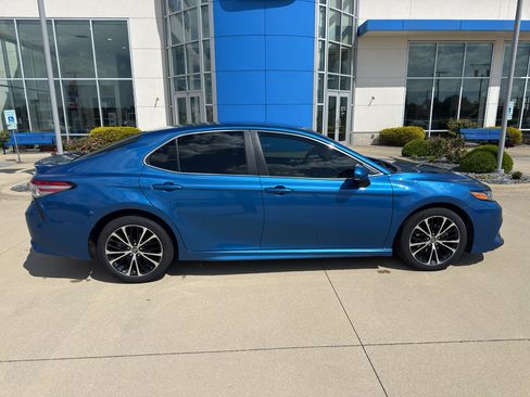 Used 2018 Toyota Camry SE FWD image 4