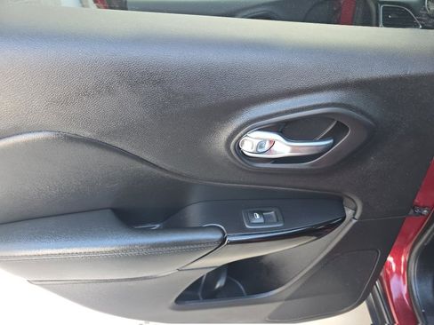 Used 2020 Jeep Cherokee Latitude Plus image 17