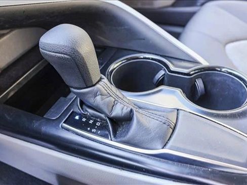 Used 2018 Toyota Camry LE image 21