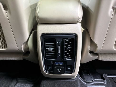 Used 2020 Jeep Grand Cherokee Limited w/ Luxury Group II AWD/4WD image 19