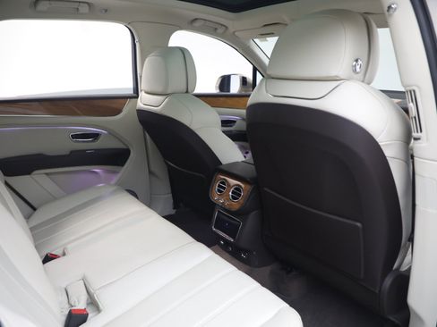 Certified 2021 Bentley Bentayga AWD/4WD image 28