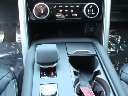 Used 2025 Land Rover Discovery Dynamic SE image 16