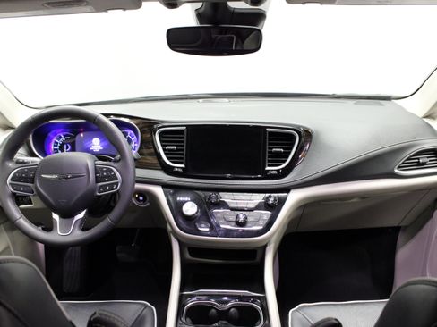 Used 2023 Chrysler Pacifica Limited FWD image 21