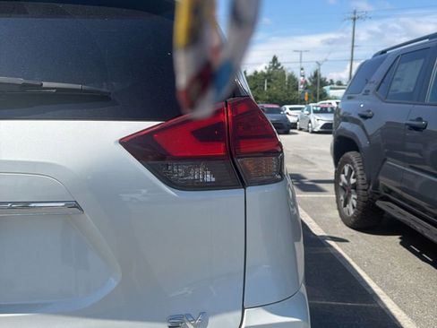 Used 2017 Nissan Rogue SV w/ SV Premium Package FWD image 16