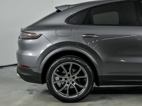 Used 2022 Porsche Cayenne Coupe image 13