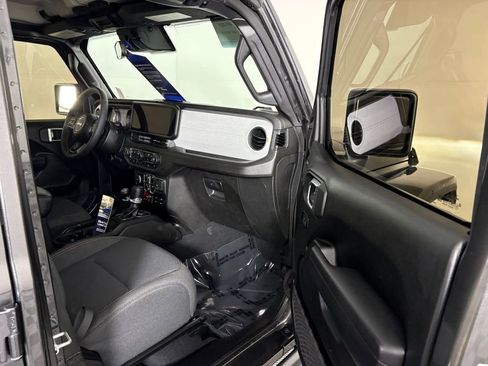 Used 2024 Jeep Gladiator Sport image 34