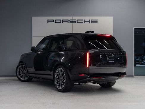 Used 2025 Land Rover Range Rover SE image 3