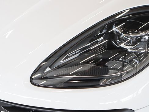 Certified 2025 Porsche Macan AWD/4WD image 27
