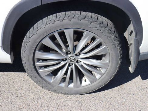 Used 2020 Toyota Highlander Platinum image 9