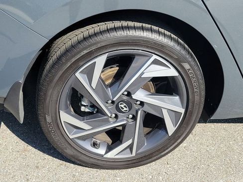 Certified 2025 Hyundai Elantra SEL FWD image 30