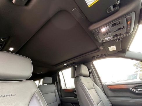 Used 2025 GMC Yukon XL Denali w/ Denali Reserve Package image 28