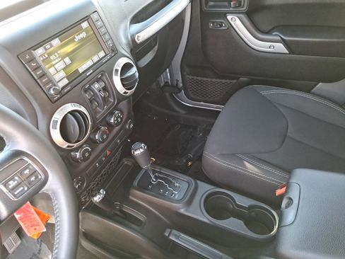 Used 2018 Jeep Wrangler Unlimited Sahara w/ Connectivity Group image 23