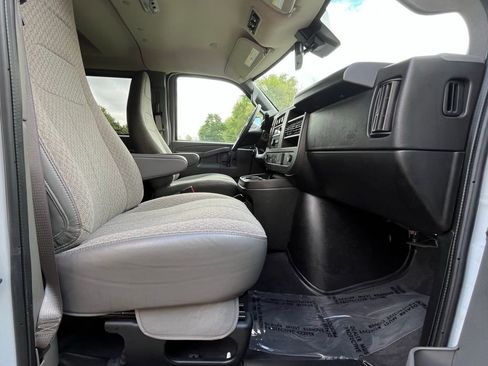 Certified 2025 GMC Savana 3500 LT w/ LT Preferred Equipment Group image 18