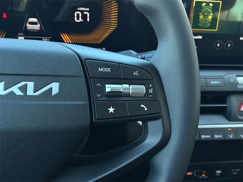 New 2025 Kia K4 LXS image 28