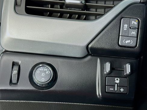 Used 2018 Chevrolet Suburban LT image 14