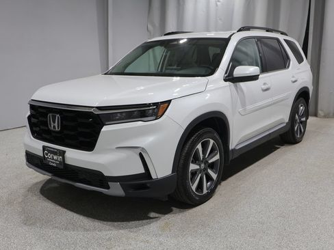 Used 2025 Honda Pilot Touring image 7
