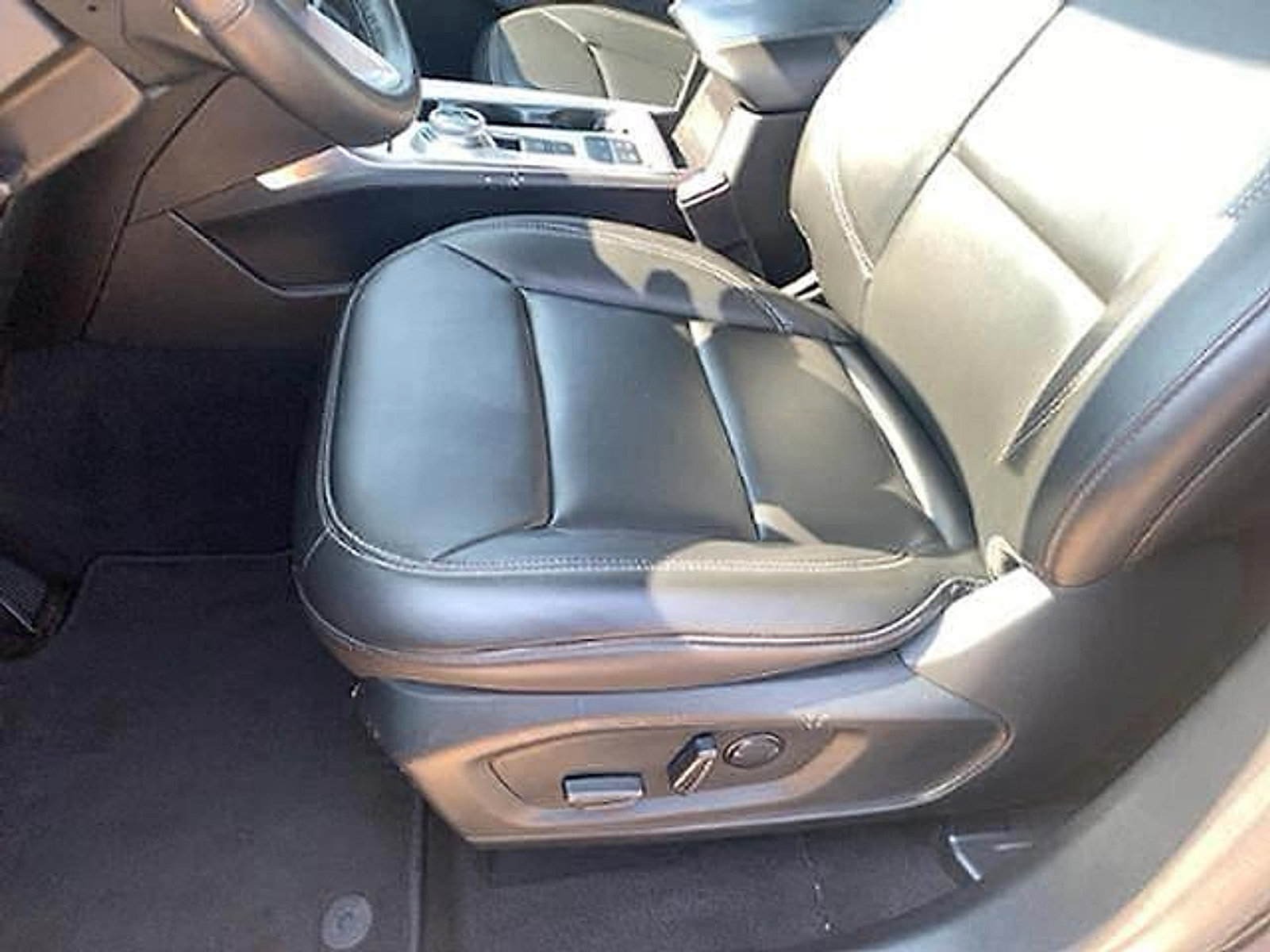 Used 2024 Ford Explorer XLT w/ Equipment Group 202A RWD image 24