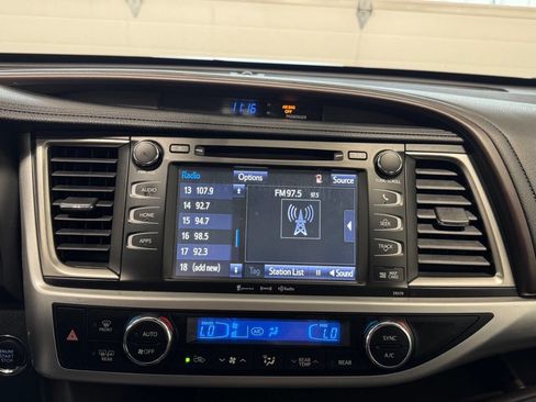 Used 2017 Toyota Highlander XLE AWD/4WD image 39