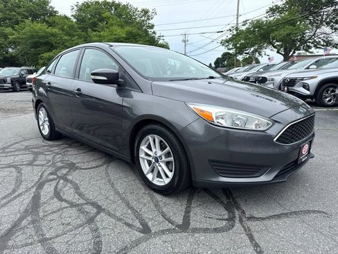 Used 2015 Ford Focus SE FWD image 3
