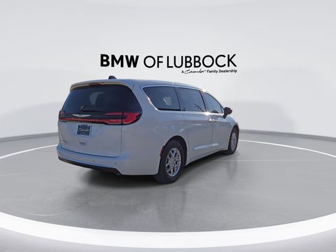 Used 2024 Chrysler Pacifica Touring-L FWD image 8