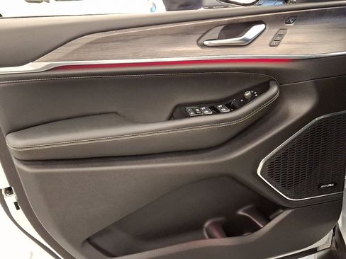 Certified 2024 Jeep Grand Cherokee Overland w/ Luxury Tech Group IV image 12