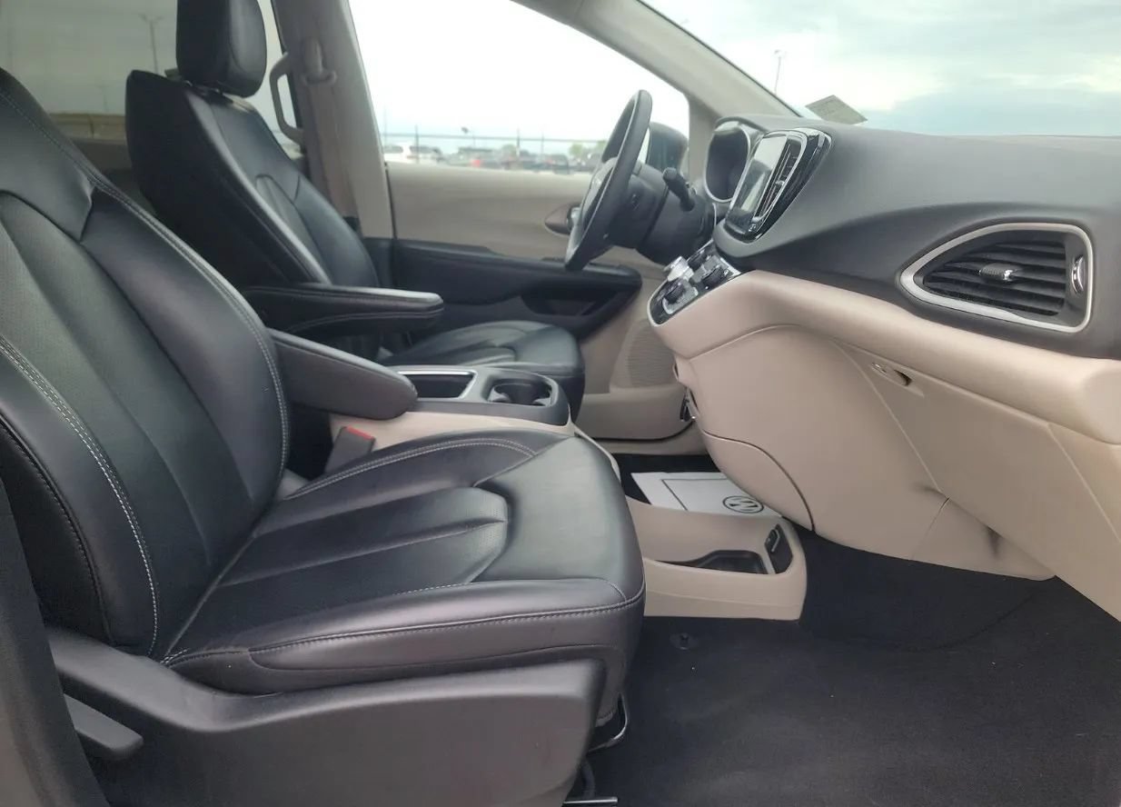 Used 2023 Chrysler Pacifica Touring-L FWD image 53