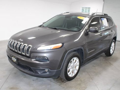 Used 2018 Jeep Cherokee Latitude Plus FWD image 5