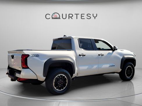 Certified 2025 Toyota Tacoma TRD Off-Road image 5