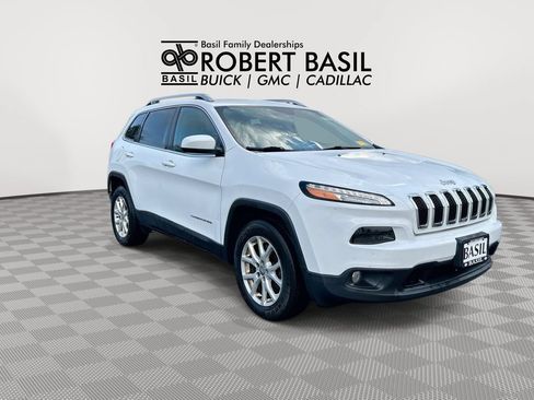 Used 2017 Jeep Cherokee Latitude w/ Cold Weather Group AWD/4WD image 2