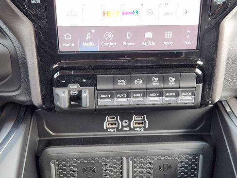 New 2026 RAM 2500 Laramie w/ Sport Appearance Package AWD/4WD image 18