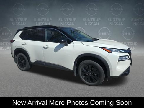 Used 2023 Nissan Rogue SV w/ SV Premium B Package image 3