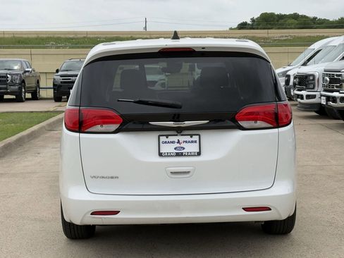 Used 2024 Chrysler Voyager LX FWD image 5