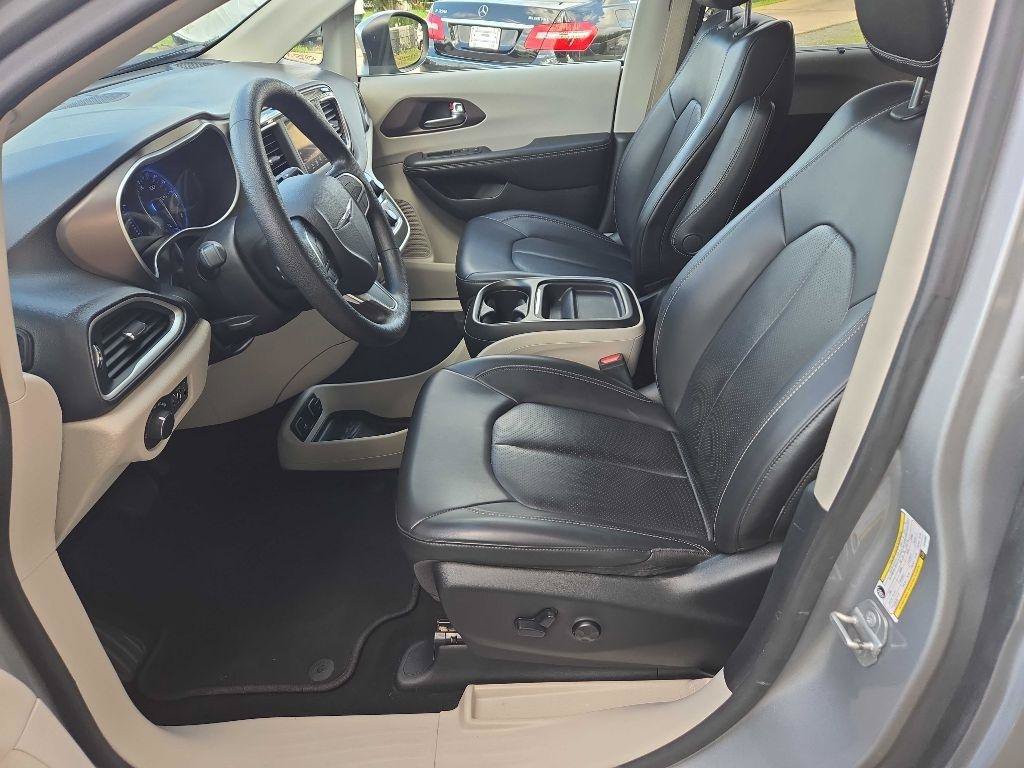 Used 2020 Chrysler Voyager Lxi FWD image 13