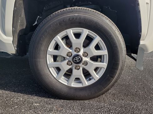 Certified 2024 Toyota Tacoma SR5 AWD/4WD image 9