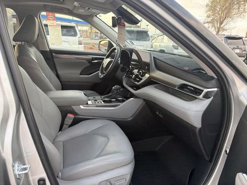 Certified 2025 Toyota Highlander Limited FWD image 28