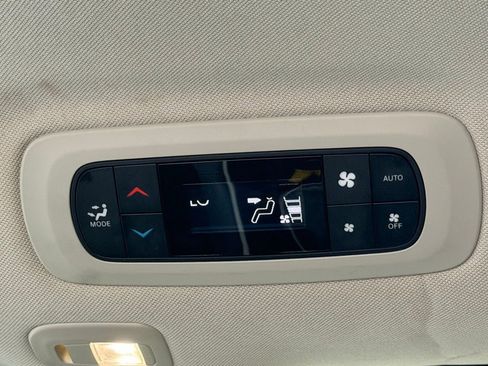 Certified 2024 Chrysler Pacifica Limited image 34