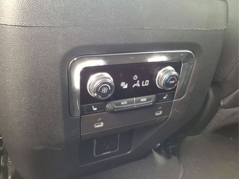 Used 2024 GMC Yukon SLT w/ SLT Luxury Package AWD/4WD image 15