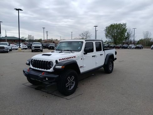 Used 2025 Jeep Gladiator Mojave w/ Convenience Group AWD/4WD image 4