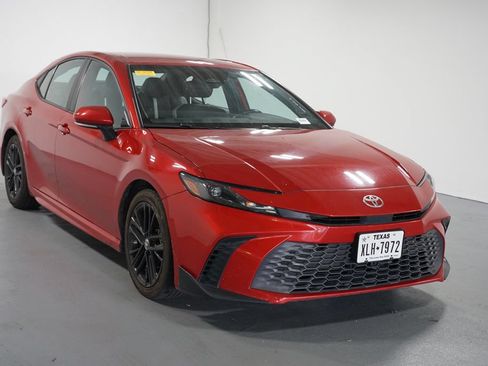 Used 2025 Toyota Camry SE FWD image 3