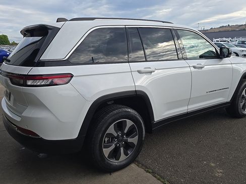 Used 2022 Jeep Grand Cherokee Limited 4xe w/ Luxury Tech Group II AWD/4WD image 9