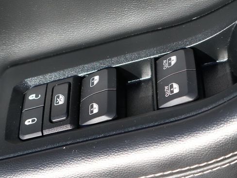 Used 2024 Jeep Grand Cherokee Altitude RWD image 11