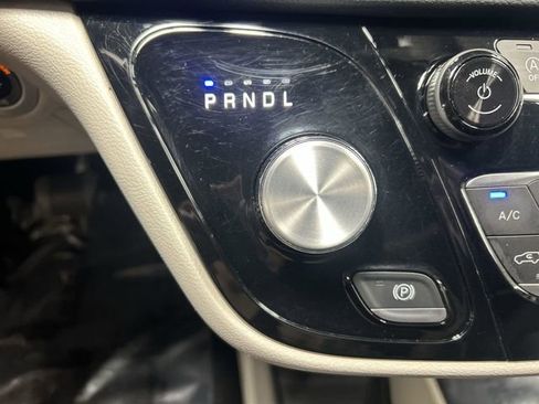 Used 2023 Chrysler Pacifica Touring-L FWD image 16