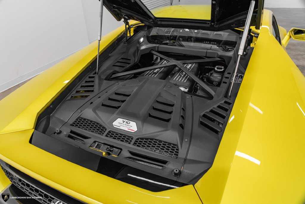 Used 2020 Lamborghini Huracan EVO RWD image 21