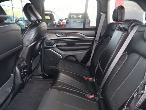 Used 2023 Jeep Grand Cherokee Overland AWD/4WD image 35