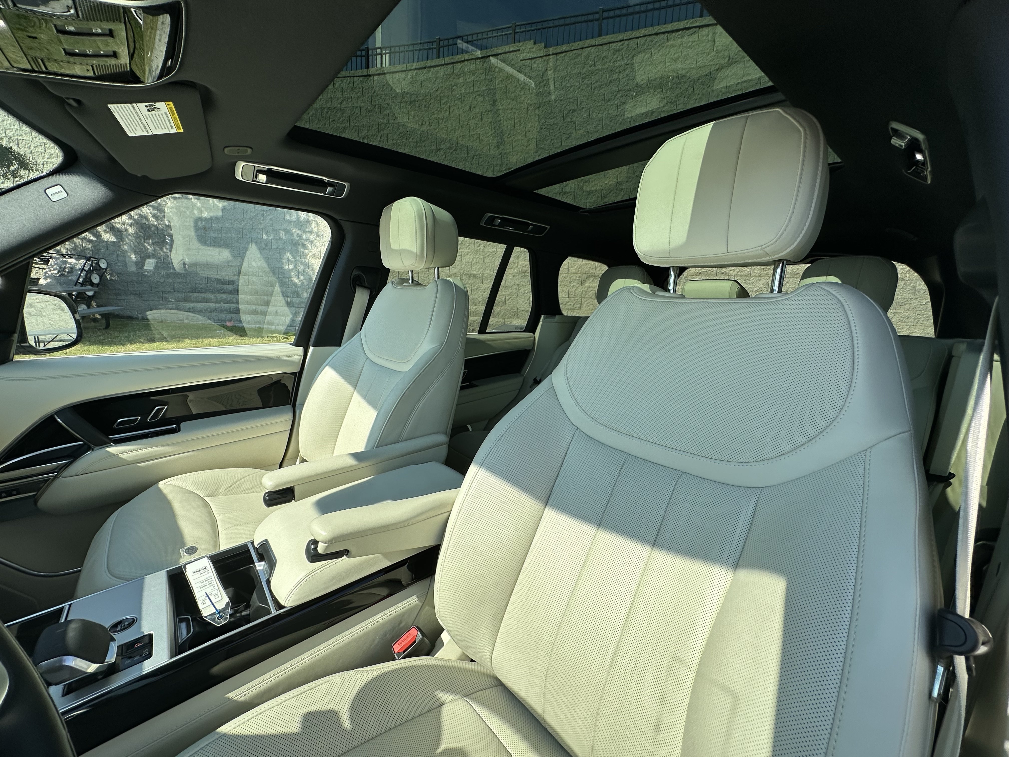 Certified 2025 Land Rover Range Rover SE AWD/4WD image 15