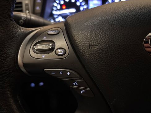 Used 2019 INFINITI Q70 Luxe image 16