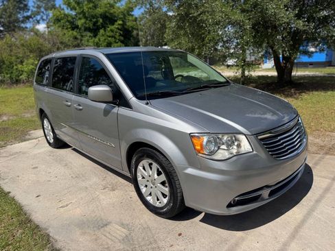 Used 2016 Chrysler Town & Country Touring FWD image 2